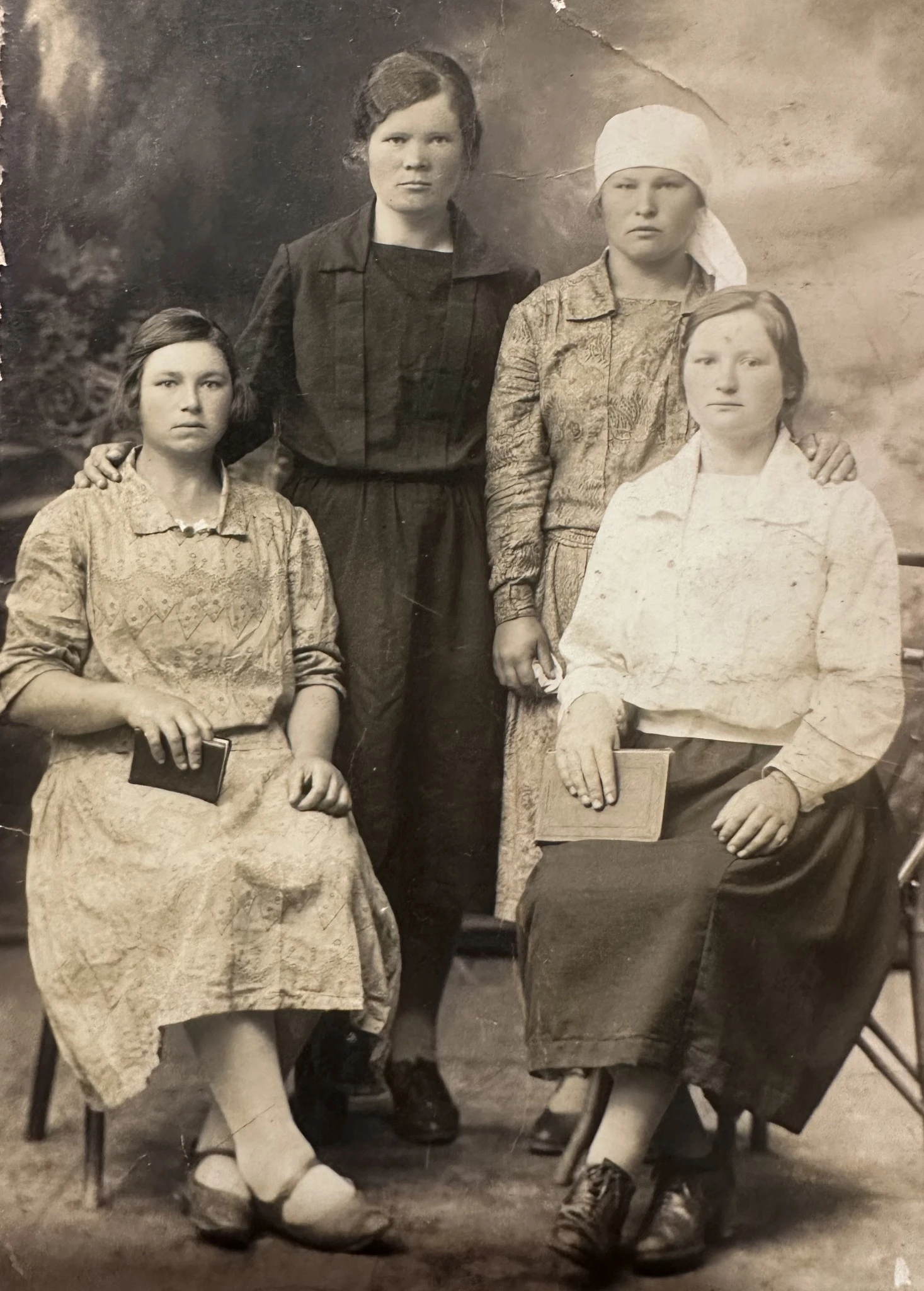 Группа верующих; среди них — мать Фёдора Сазановича. Дата неизвестна. [67]