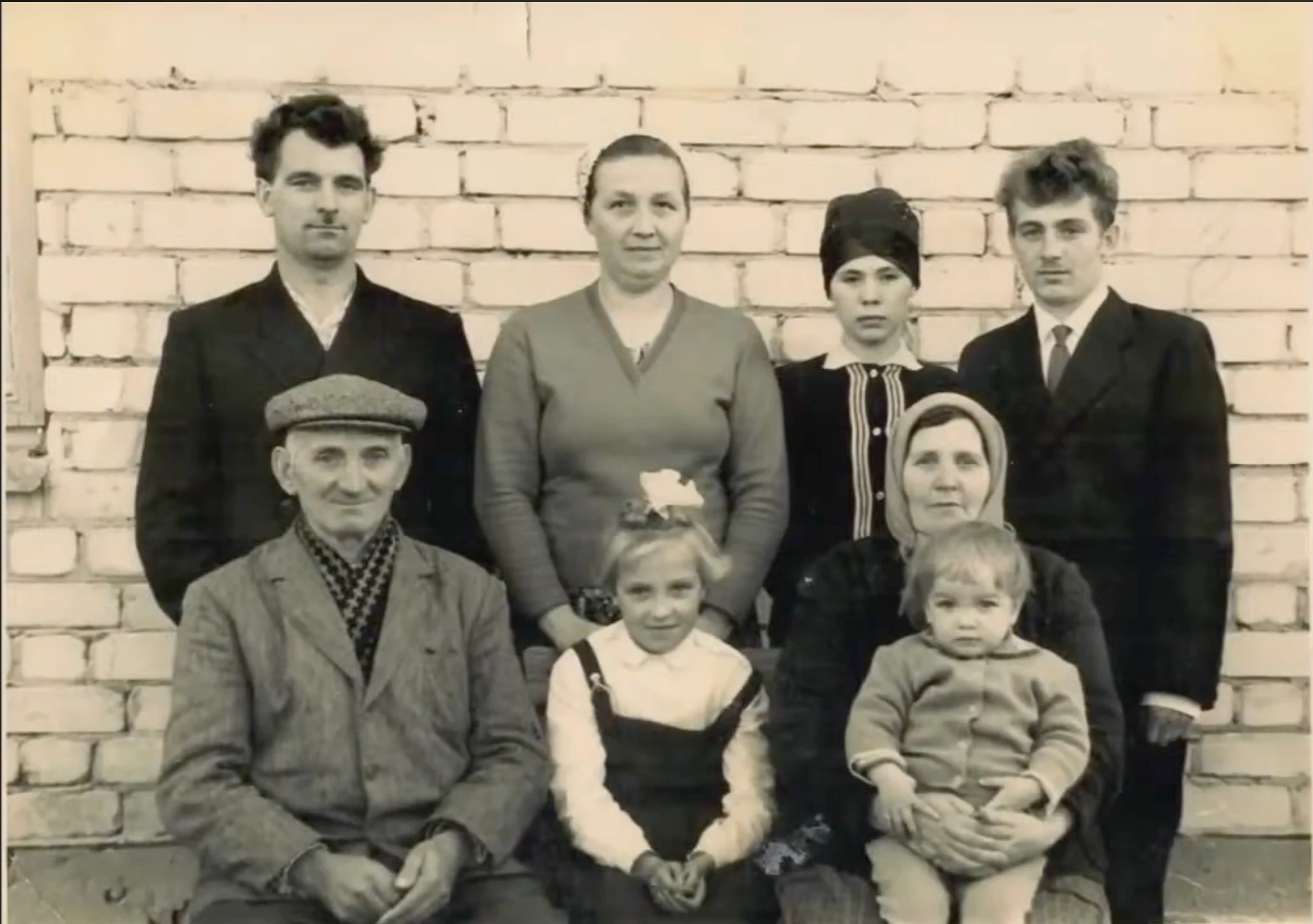 Иосиф Забяло и его отец среди родных. Дата снимка неизвестна. [67]