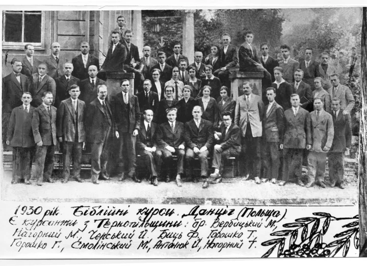 Участники библейских курсов в Данциге, 1930 год. Место и год указаны в рукописной подписи к фотографии; состав барановичских участников на снимке не установлен.[67]
