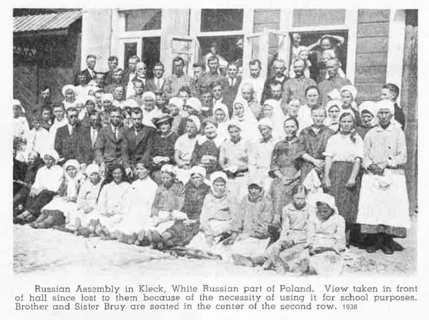 Община в Клецке, 1938 год по описанию снимка. Брат и сестра Бруй — в центре второго ряда, согласно печатной подписи.[67]