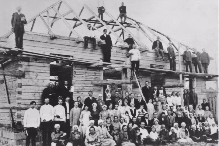 Баптисты строят дом на Шоссейной улице в Барановичах, по описанию фотографии. Дата съёмки не установлена.[67]