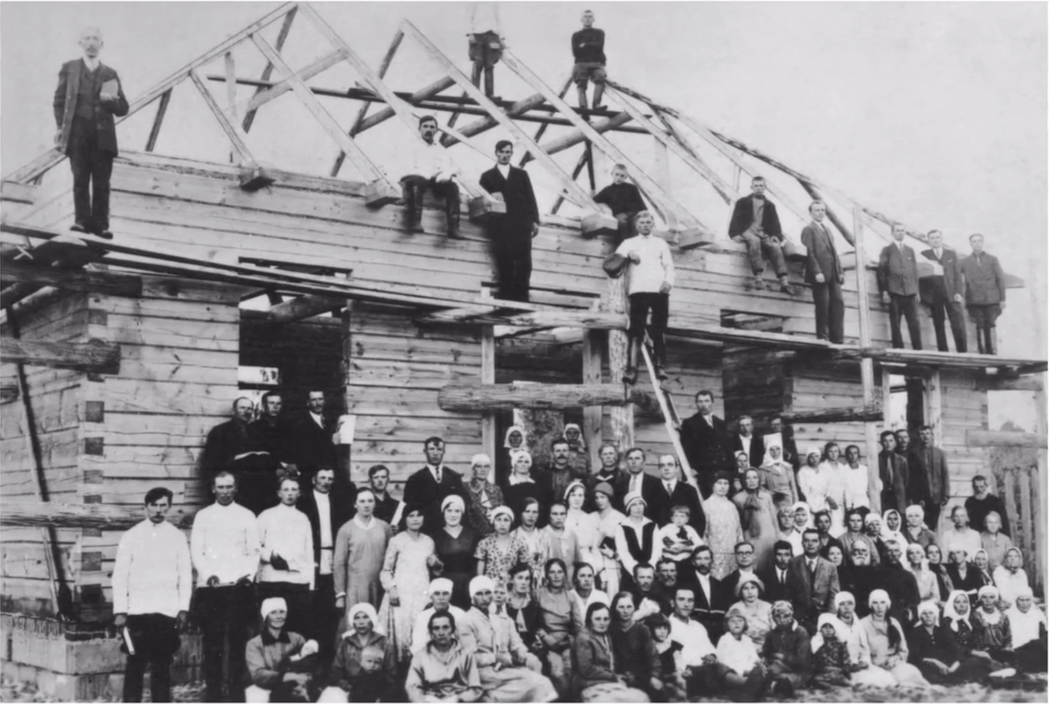 Баптисты строят дом на Шоссейной улице в Барановичах, по описанию фотографии. Дата съёмки не установлена.[67]