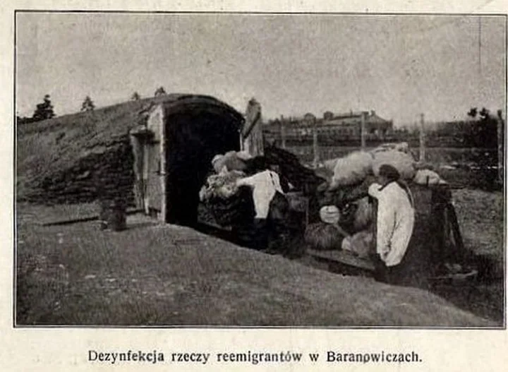 Дезинфекция вещей возвращавшихся беженцев в Барановичах. Tygodnik Illustrowany, 1922, № 14, по атрибуции Руслана Равяки. Место и процедура названы в печатной подписи.[68]