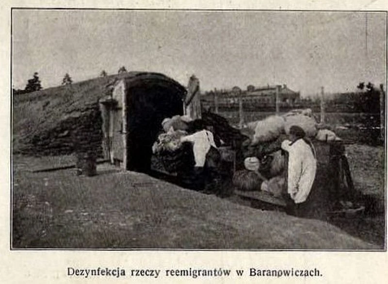 Дезинфекция вещей возвращавшихся беженцев в Барановичах. Tygodnik Illustrowany, 1922, № 14, по атрибуции Руслана Равяки. Место и процедура названы в печатной подписи.[68]
