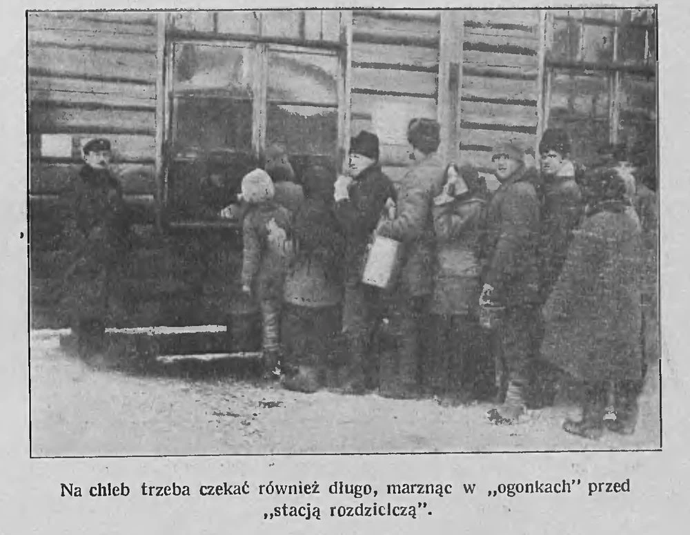 Очередь за хлебом у распределительного пункта. Tygodnik Illustrowany, 1922, № 6, по атрибуции Руслана Равяки. Печатная подпись говорит о долгом ожидании на морозе.[68]