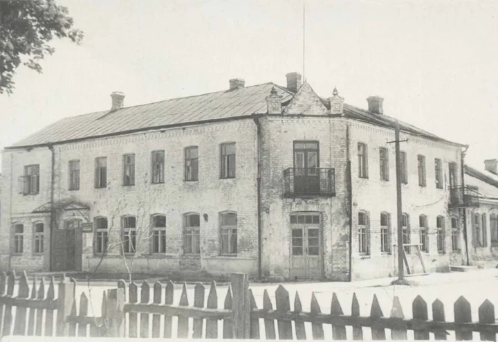 Доходный дом у Полесского вокзала в Барановичах, где до 1931 года община ХВЕ арендовала комнату. Место и назначение здания указаны по описанию фотографии; дата съёмки не установлена.[71]