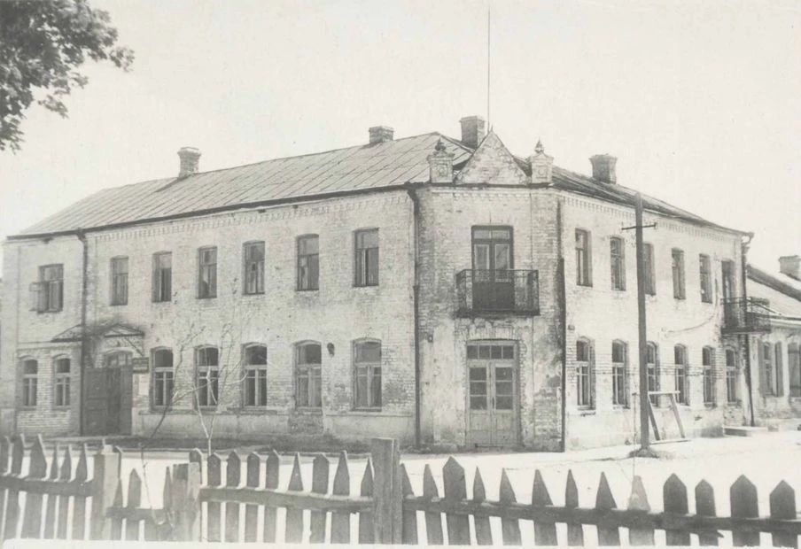 Доходный дом у Полесского вокзала в Барановичах, где до 1931 года община ХВЕ арендовала комнату. Место и назначение здания указаны по описанию фотографии; дата съёмки не установлена.[71]