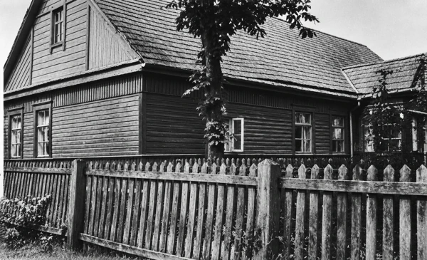Сиротский дом в Барановичах. Фотография опубликована вместе с рассказом Любови Кобяко в The Gospel Call of Russia, март 1936. Точная дата съёмки не указана. Версия фотографии предоставлена автором проекта. [36][89]