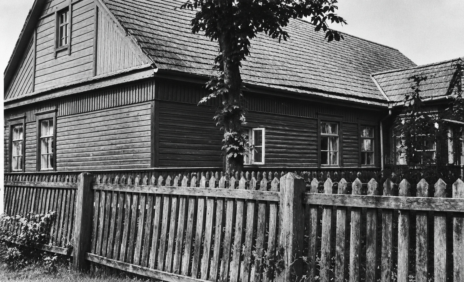 Сиротский дом в Барановичах. Фотография опубликована вместе с рассказом Любови Кобяко в The Gospel Call of Russia, март 1936. Точная дата съёмки не указана. Версия фотографии предоставлена автором проекта. [36][89]